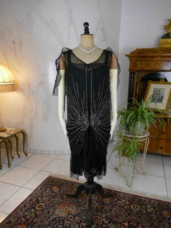 Antikes Abendkleid aus schwarzem Seidenchiffon mit Strasssteinen, ca. 1928