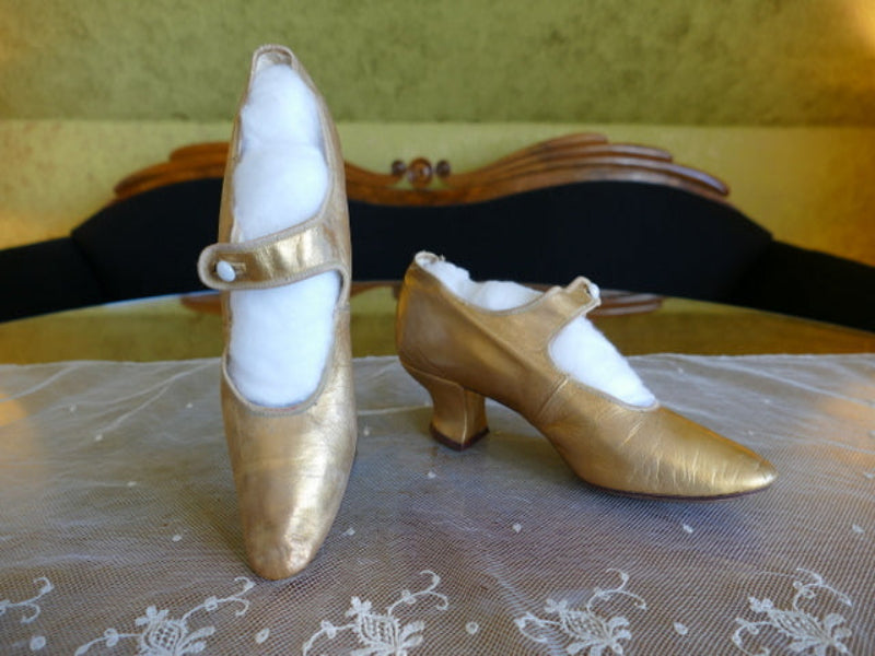 Goldene Abendpumps, ca. 1910