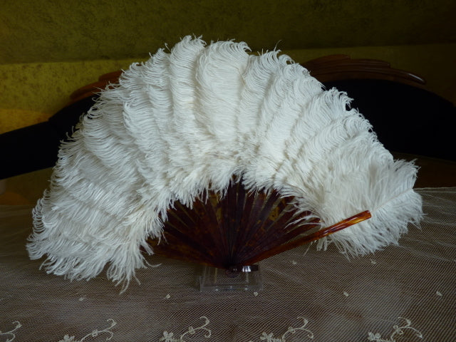 Kleiner Hochzeitsfächer aus Straußenfedern, ca. 1895
