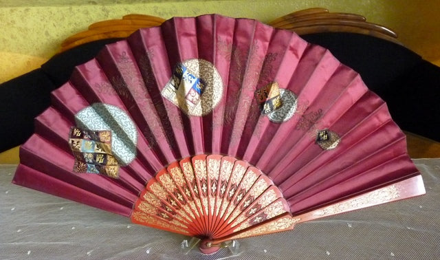 Faltfächer aus rotem Satin, ca. 1905