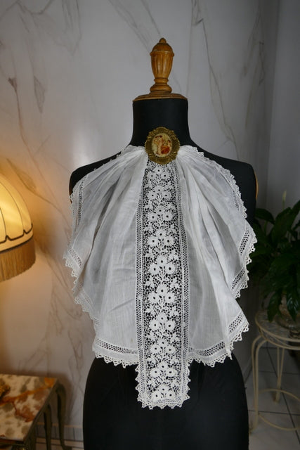 Jabot, um 1910