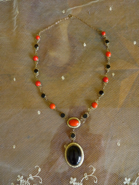 Art Deco Emaille Halskette aus schwarzem &amp; rotem Glas, 1920er