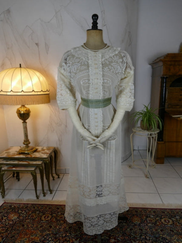 Antikes edwardianisches maltesisches Spitzen-Teekleid, ca. 1908