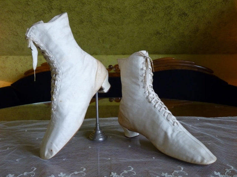 Sportliche Schnürstiefel aus Baumwollsatin, ca. 1875