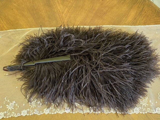 Schwarzer Fächer aus Straußenfedern, Frankreich, ca. 1900