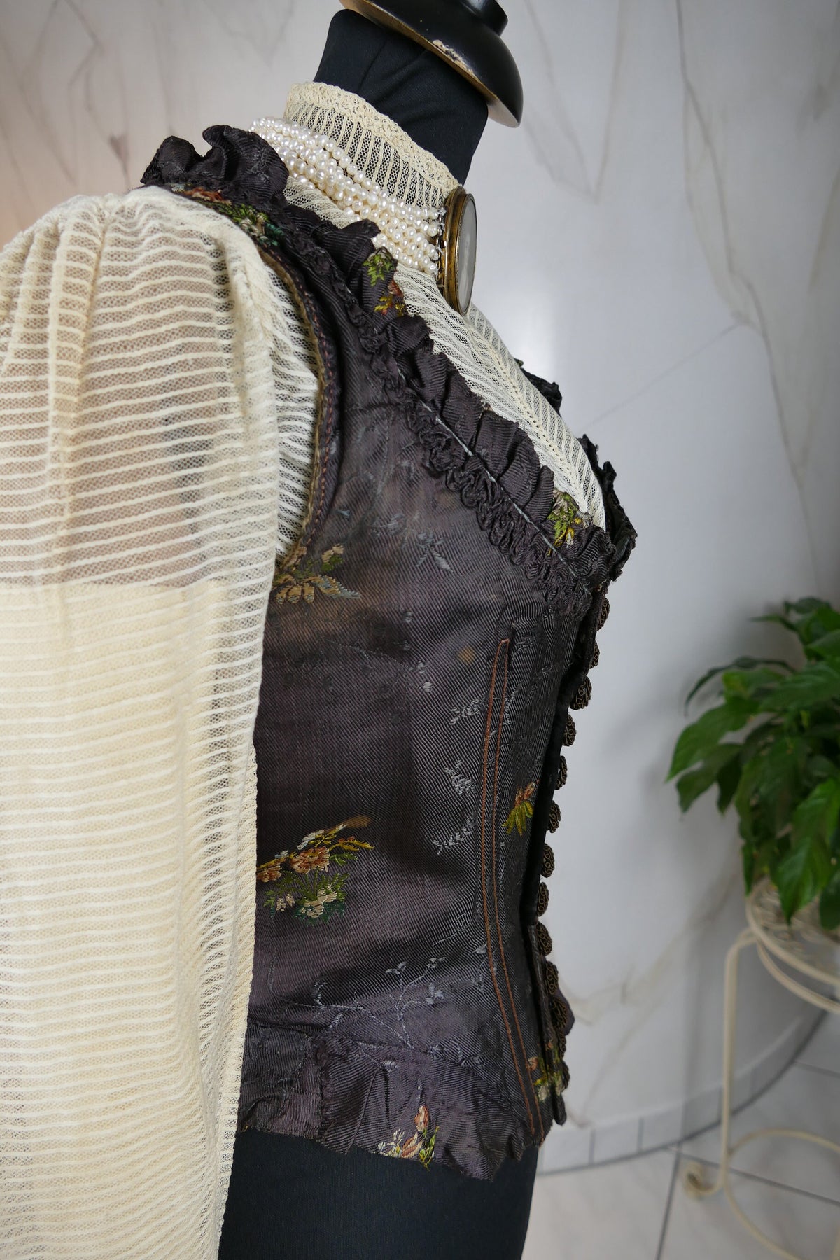1795–1800 cream linen stays with quilted panels, front lacing and Regency transitional silhouette, antique corset