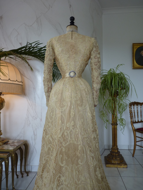 Battenburg Lace Reception Gown, ca. 1901 - www.antique-gown.com