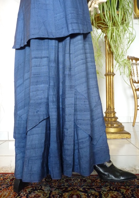 Blue Wild Silk Walking Suit, New York, ca. 1906 - www.antique-gown.com