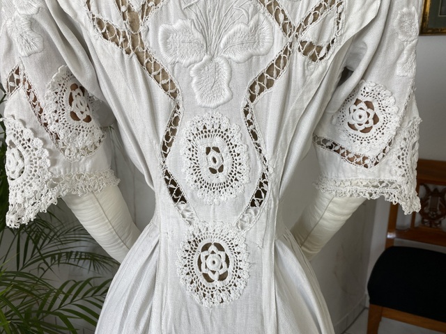 Embroidered Linen Afternoon Dress, ca. 1910 - www.antique-gown.com