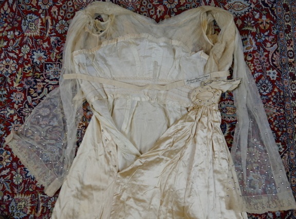 HUGHES & STARNES Wedding Dress, dated 1915 - www.antique-gown.com