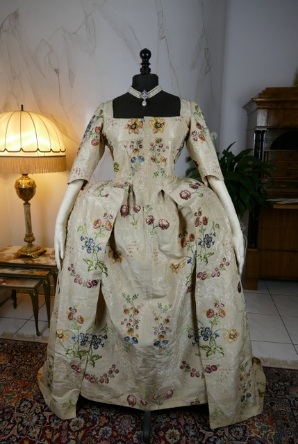 antique robe Rococo 1780