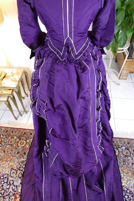 Bustled Silk Dress, ca. 1874 - www.antique-gown.com